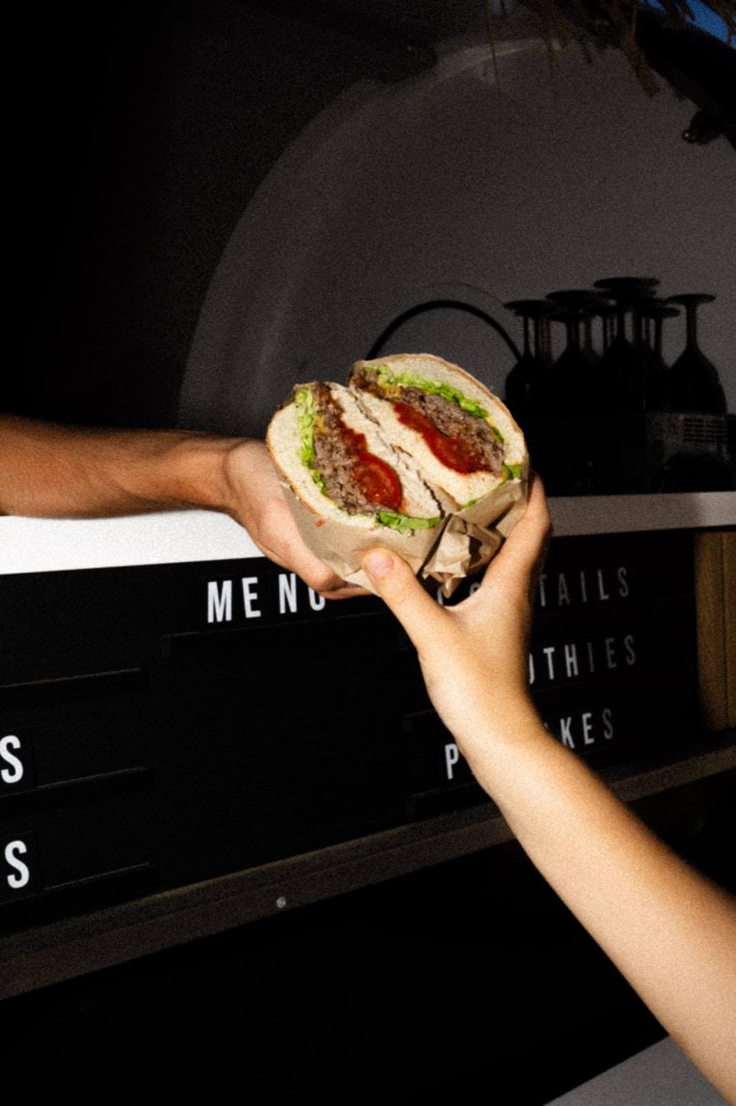 Burger servi par le food truck Twin Fin