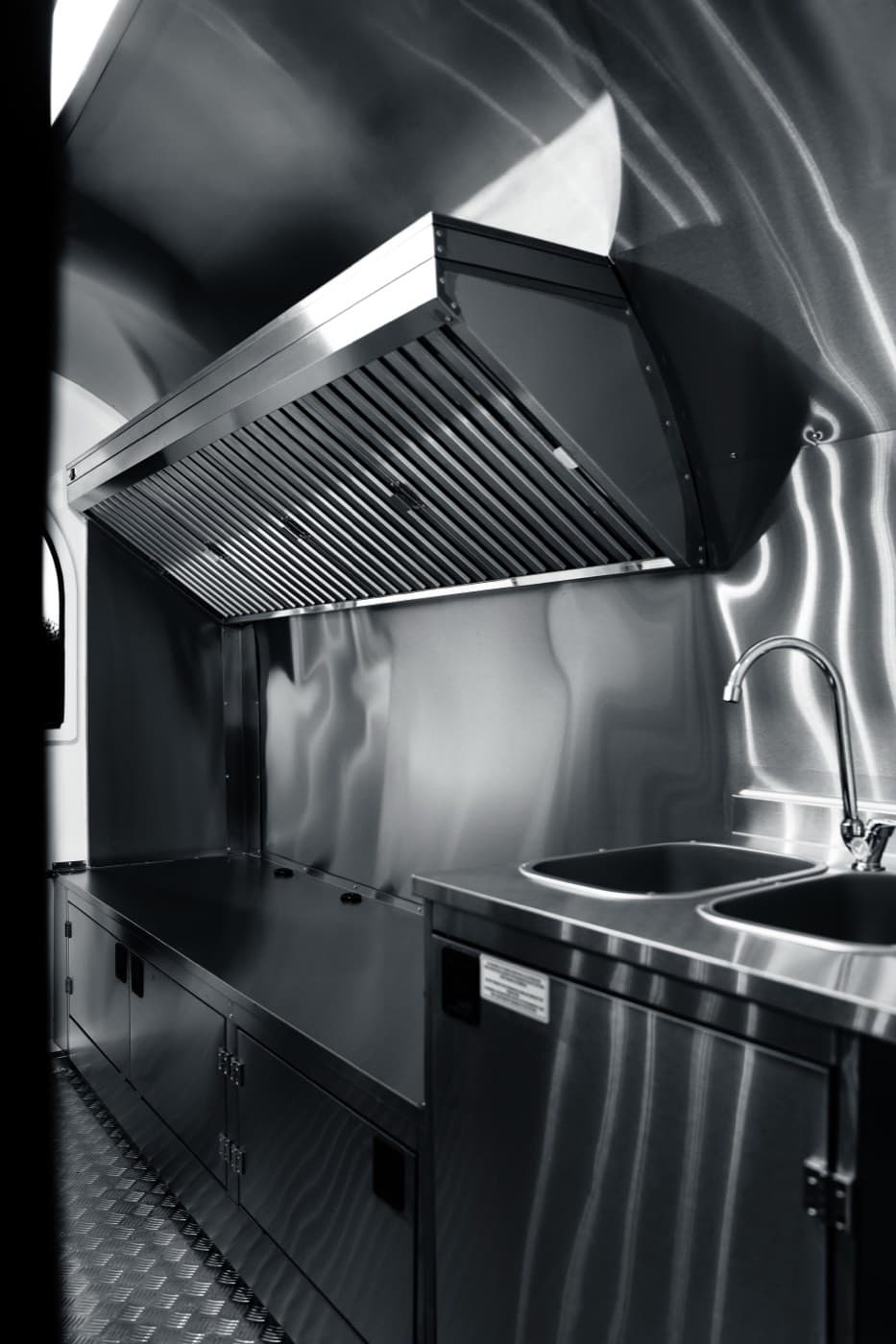 Hotte et plans inox de la remorque food truck Chef+