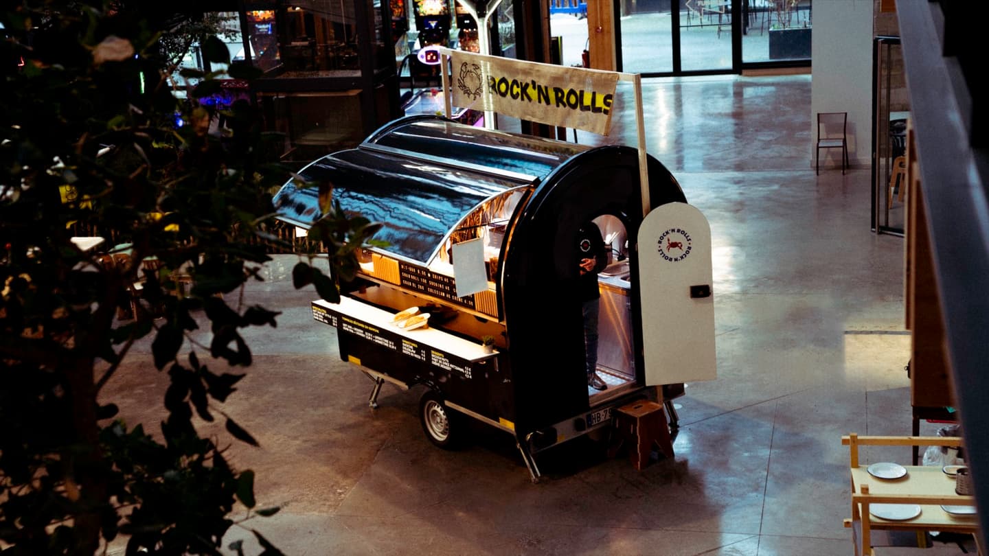 La remorque food truck Chef+ BOLD de Rock’n Rolls dans un food court, vue d’en haut